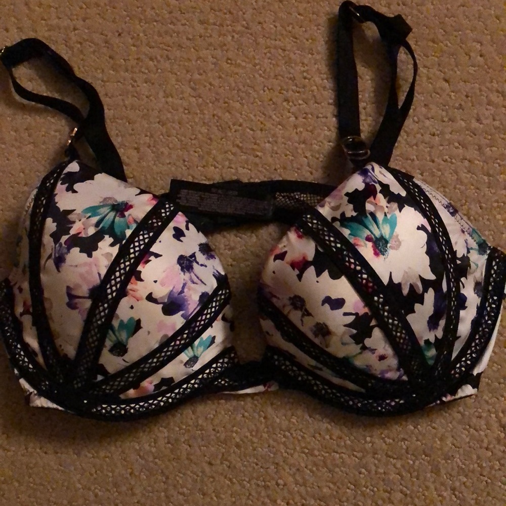 32C Victoria’s Secret Very Sexy Daisy Bra